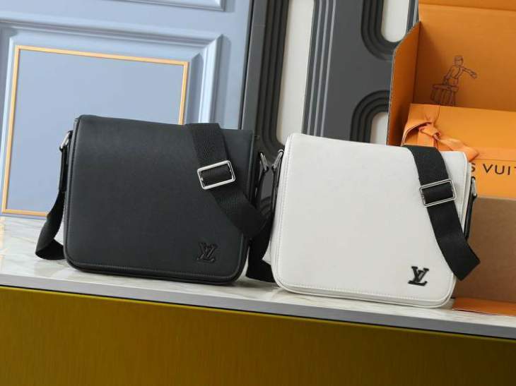 Picture of Louis Vuitton Mens Bags _SKUfw202167891fw